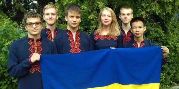 Кращі із 100 країн: Золоті медалі з математики діти везуть до Києва та Харкова  