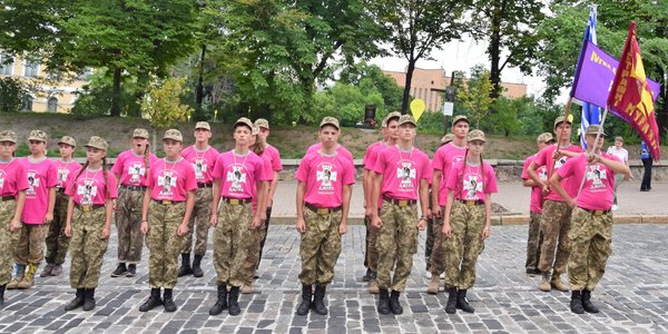 Центром Києва урочисто пройшлися юні джури