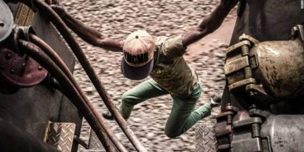 Нові розваги у Києві: як піднятися по газовій трубі на висотку