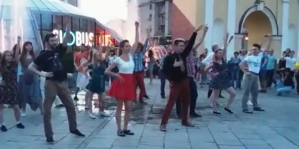 Фанати бугі-вугі влаштували запальний флешмоб на Майдані