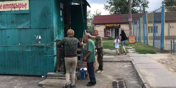 Людмила Костенко: На Оболоні безхатченки відлякують дітей від спортмайданчиків