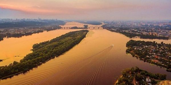 На Дарниці над киянами та деревами проводять унікальний експеримент