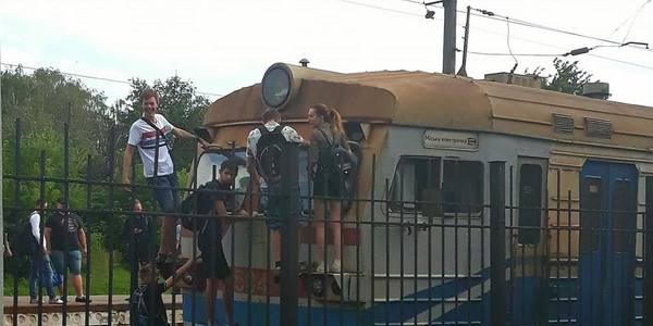Відчайдухи "осідлали" міську електричку
