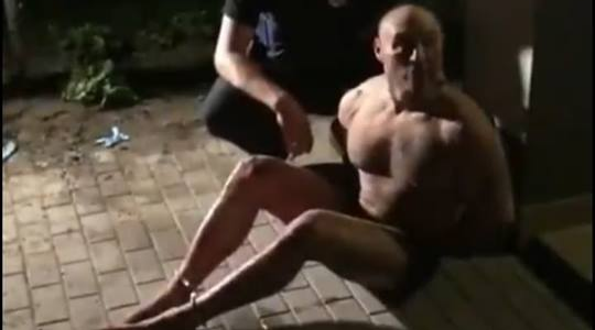 П'яний чоловік потрощив під’їзд та іномарки на Позняках