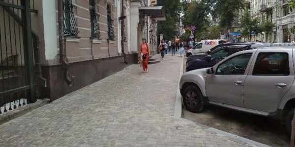 Столичні комунальники показали як запаркувати авто у нових карманах і сплатити за це