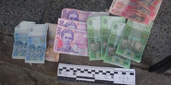 В Гідропарку молодик з ножем обікрав перехожого