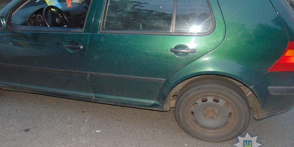 Дарницькі злочинці побили чоловіка та вкрали авто