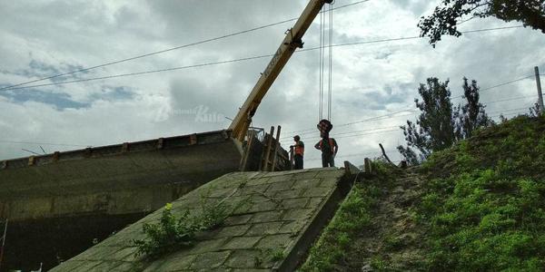 З провалу у шляхопроводі на вулиці Теліги дістали фрагмент зруйнованої опори
