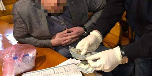 У Києві затримано на «гарячому» чиновника за хабар
