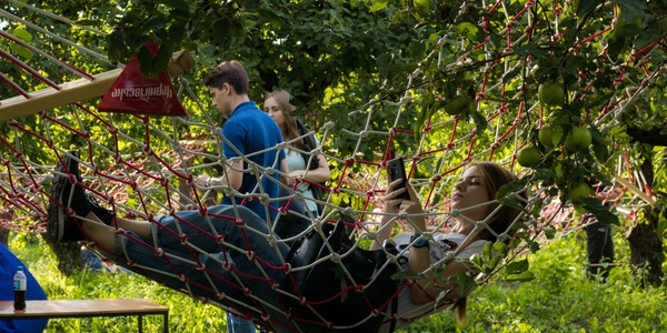 На ВДНГ з’явилась гігантська зона з гамаками та кріслами-подушками