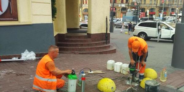 Пішоходів у центрі Києва рятують за допомогою стовпчиків