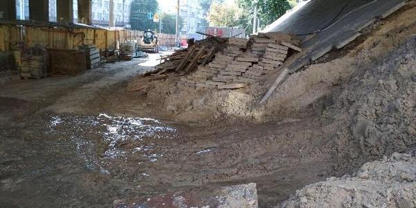 Що відбувається на знаменитому шляхопроводі над вулицею Кирилівською після щоденних злив 