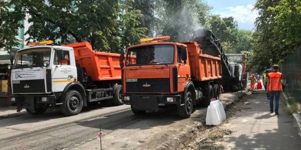 За день Київавтодор повністю зніс вулицю Леонтовича: відремонтують до вересня