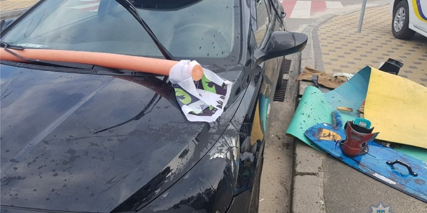 У Києві хлопець стрибав по автомобілях та обливав їх фарбою