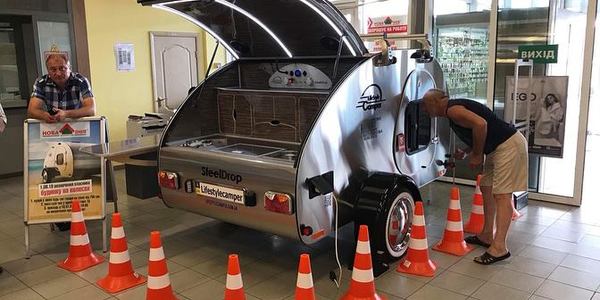 Комфортні «равлики»: у Києві виробляють незвичні будиночки на колесах