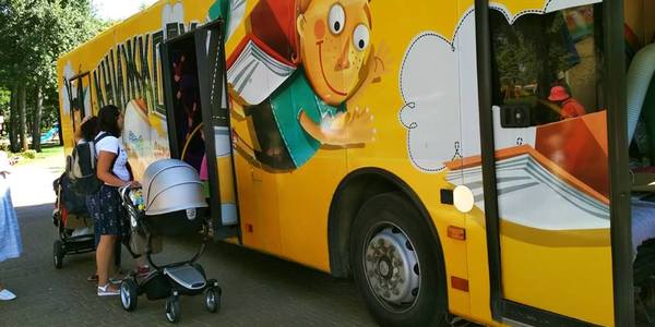 Особливий автобус із книжками 3 дні стоятиме у київських парках
