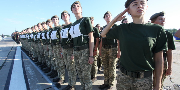 Уперше на параді крокуватимуть жінки-військові