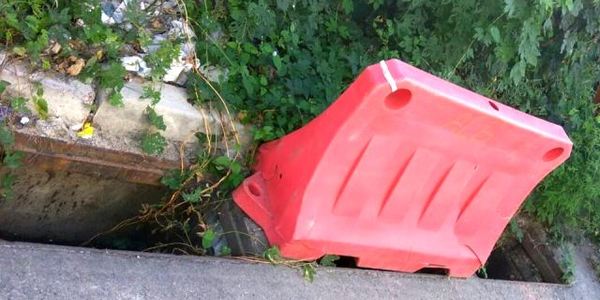 У Києві за одну ніч вкрали майже два десятки решіток зливоприймачів
