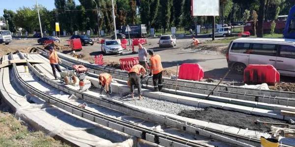 На бульварі Вацлава Гавела вже встановлюють ліфт на шляхопроводі