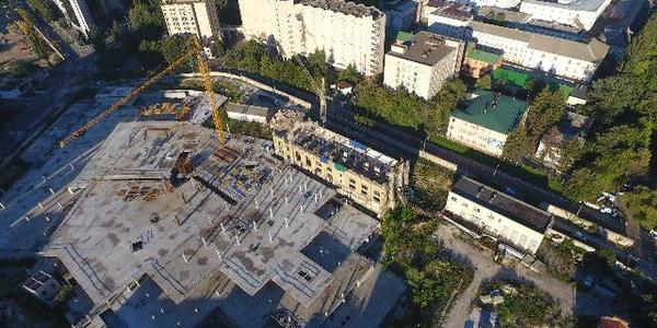 Довгобуд на Дегтярівській: розважальний центр збудують через два роки