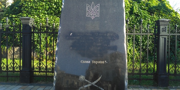Вандали пошкодили "незрозумілий додаток" до постаменту Богдану Хмельницькому
