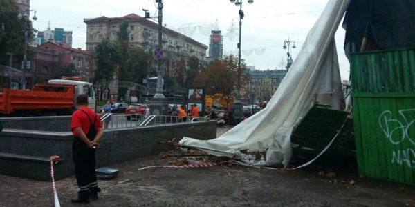 Поламані дерева, затоплений Хрещатик і град: Київ оговтується після нічної стихії