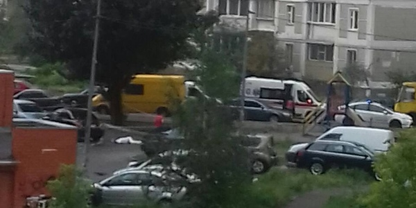 На Троєщині посеред вулиці знайшли труп