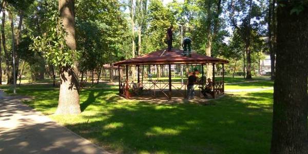 Столичні парки бетонують заради охайних доріжок