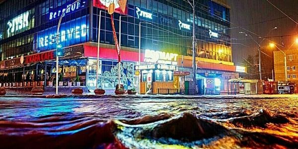 У мережі з’явились вражаючі фото затопленого нічного Києва