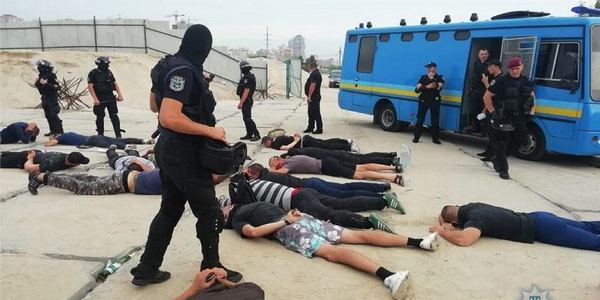 На Дарниці поліцейські затримали півсотні юнаків з ножами та зброєю