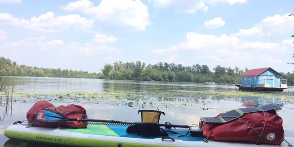 Пішов на рекорд: мандрівник з Києва стоячи пливе до Одеси