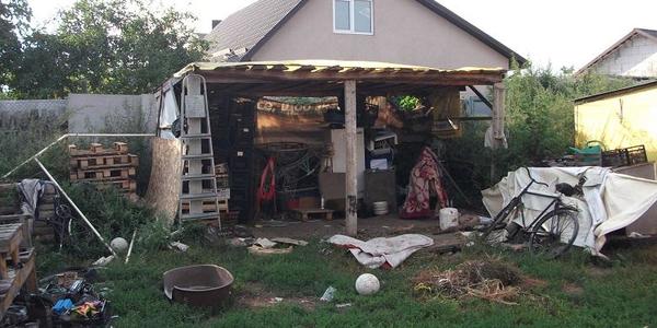 У Києві чоловіка обікрали друзі, які  погрожували холодною зброєю 