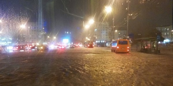 Київ у воді: відеорепортаж з проспекту Бандери та Теліги