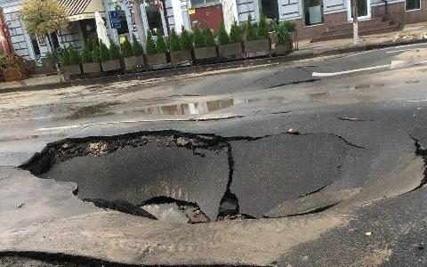 Чому провалилася вулиця Антоновича: влада підозрює річку Либідь