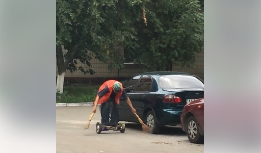Нічого дивного: двірник підмітає столичні вулиці на гіроскутері