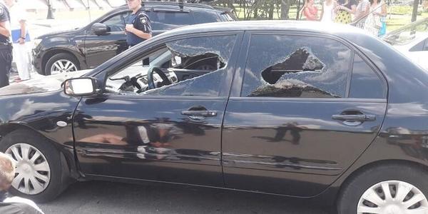 На Оболоні зловмисники не впоралися з керуванням та влетіли в залізну огорожу