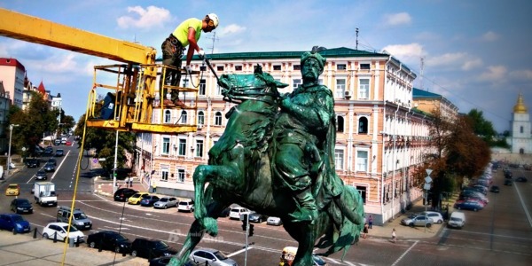 На Софійській площі помили Богдана Хмельницького з конем