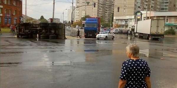 На Троєщині перевернулась вантажівка з піском