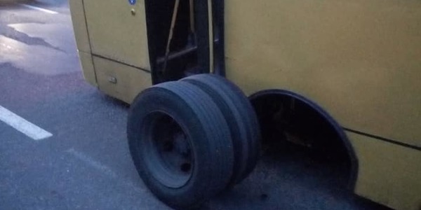 На Борщагівці маршрутка загубила колесо