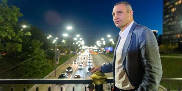 Вночі Віталій Кличко перевірив освітлення на бульварі Дружби народів