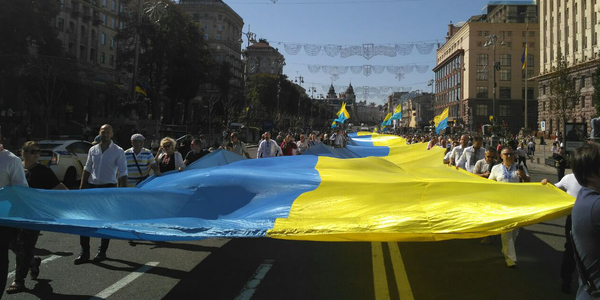 На Хрещатику розгорнули український прапор на 120 метрів