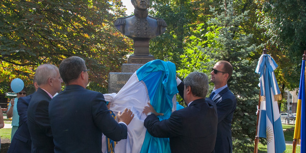 У Києві встановили пам’ятник герою аргентинського народу Генералу Хосе Франсіско де Сан-Мартіну