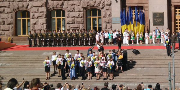 Біля мерії підняли Державний Прапор України