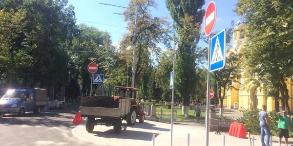 Вулицю Леонтовича розширили для пішоходів й скоротили для транспорту