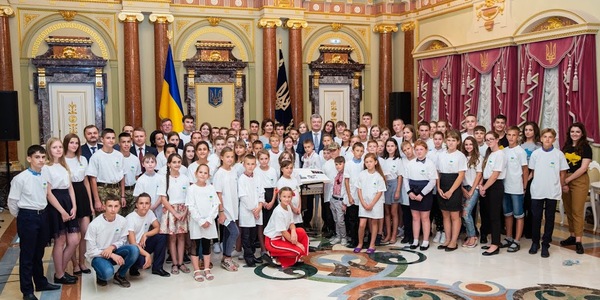 У Маріїнському палаці подружжя Порошенків презентували «Книгу Миру»
