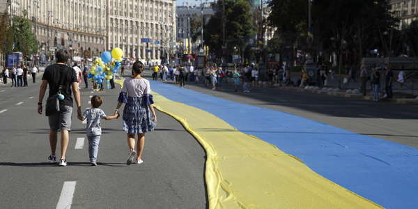Молодь заспівала гімн України у центрі Києва