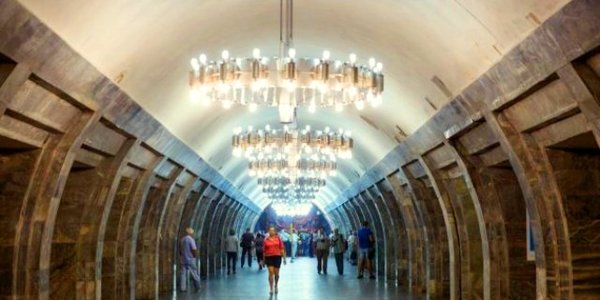 Метро й наземний транспорт сьогодні працюють довше