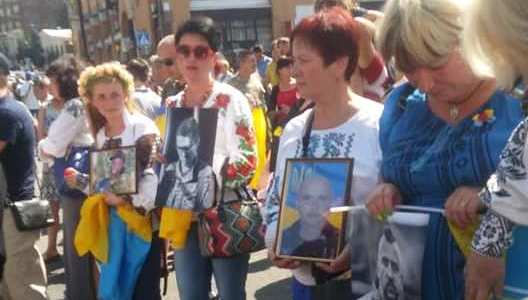 Добровольчі підрозділи і матері загиблих воїнів влаштували «Ходу нескорених» на Хрещатику