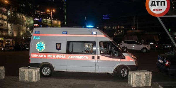 Неадекватна дівчина стрибнула під поїзд столичного метро