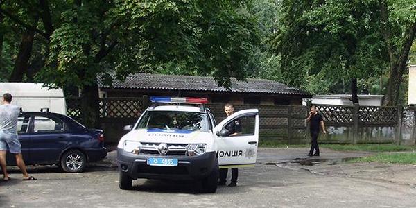 У Києві два молодика вкрали акумулятор із авто на очах у полісменів